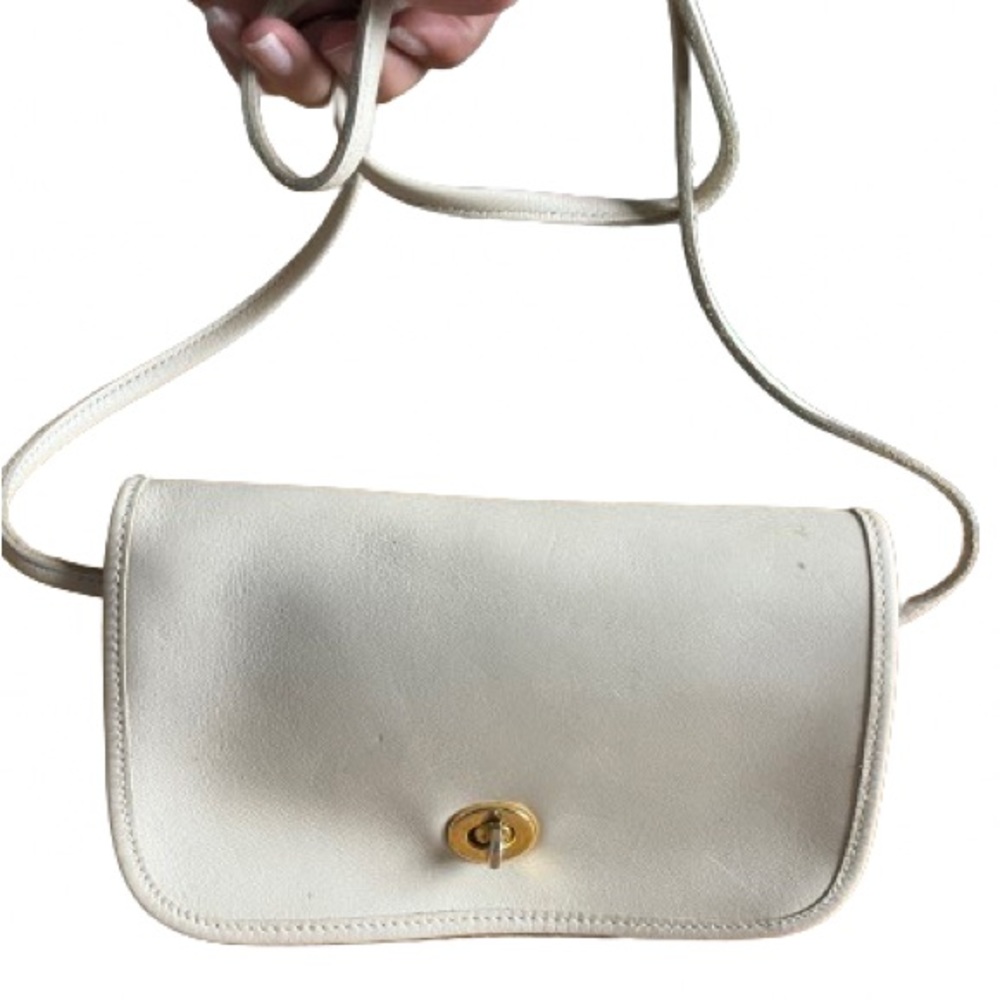 Vintage 90s Genuine leather white bag with a turn lock.